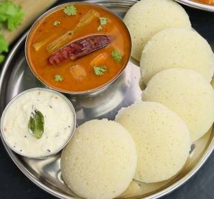 Idli with chutney & sambar